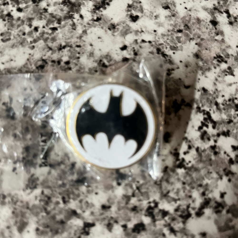 Batman pin bundle - Picture 5 of 8